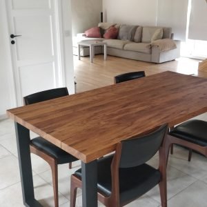 oak dining table wiht black metal legs
