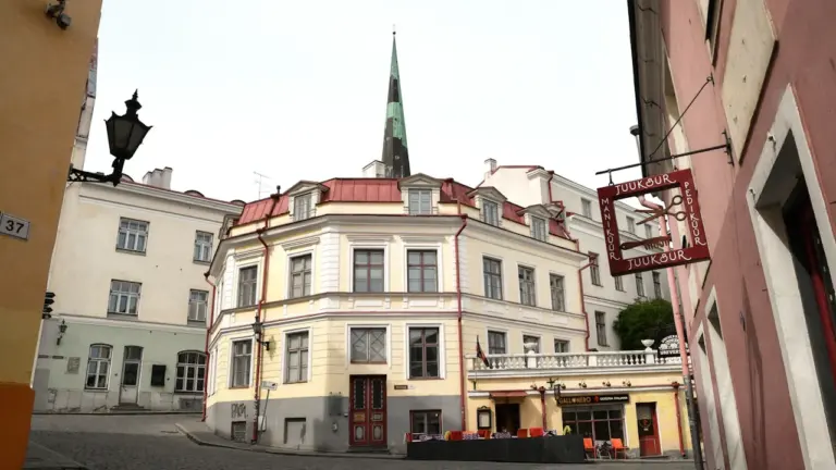 Ajalooline Tallinna vanalinna tänavavaade koos kirikutorniga päeva valguses, jäädvustatud Eesti pealinnas.