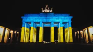 Brandenburgi värav Berliinis öösel valgustatuna Ukraina lipuvärvidesse Saksamaa ühtsuse päeva meenutuseks.