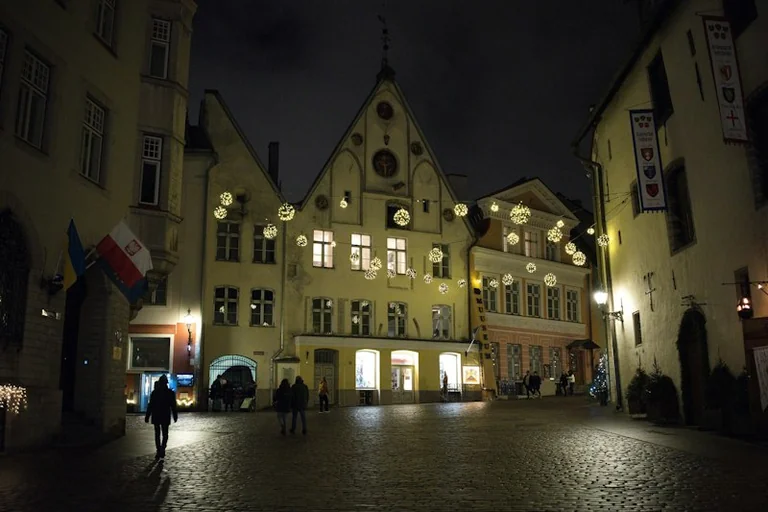 Tallinna õhtune jalutuskäik: vali aeg, ilm ja valgustus